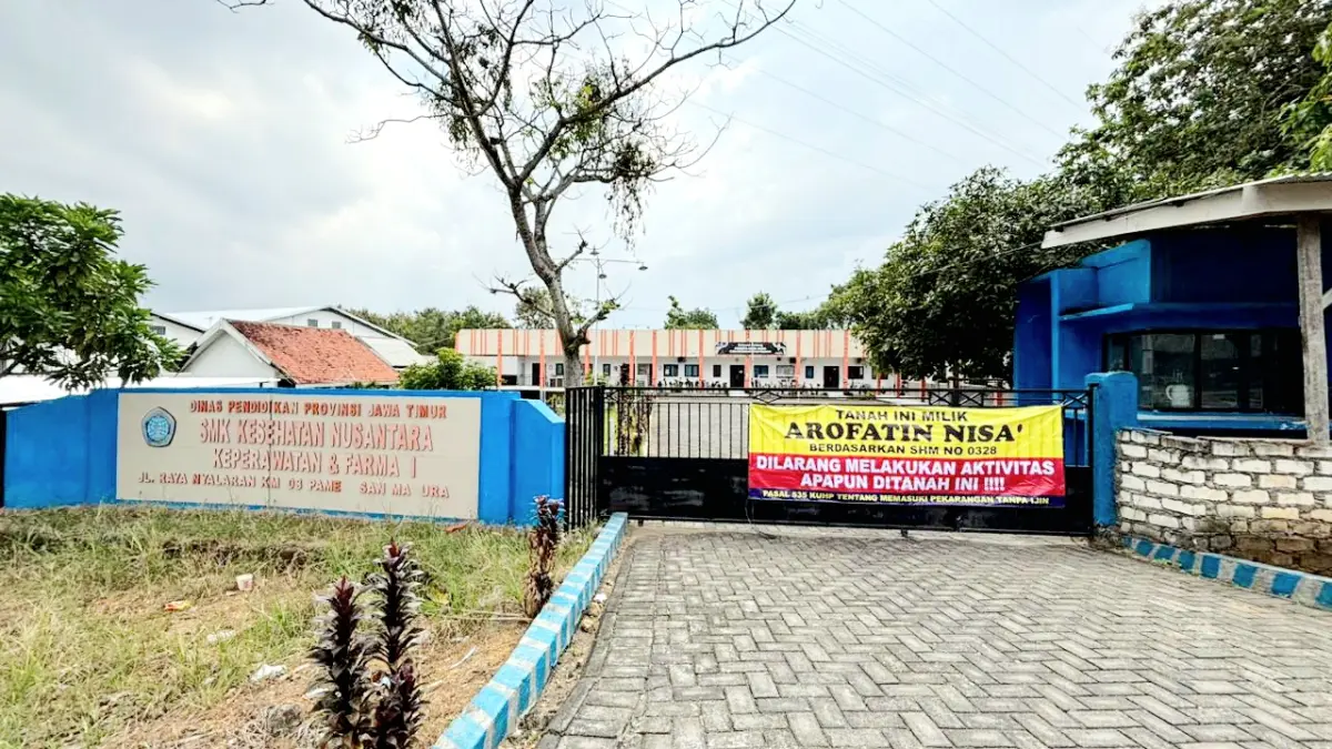 BELUM DIBUKA: SMK Kesehatan Nusantara, Pamekasan dalam kondisi tersegel karena sengketa lahan, Kamis (21/5). (M. KHOLIL RAMLI/JPRM)