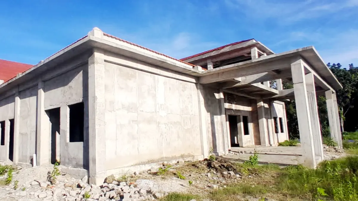 GEDUNG BARU: Bangunan relokasi Puskesmas Bulangan Haji Pamekasan belum dilanjutkan. (M. KHOLIL RAMLI/JPRM)