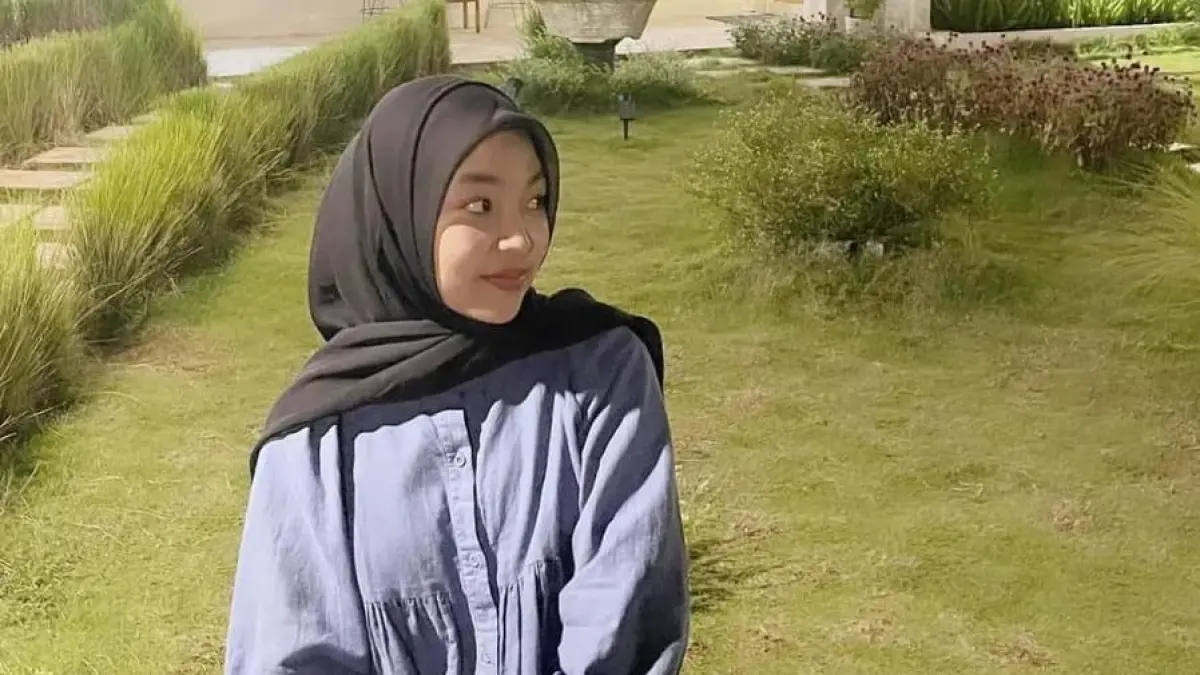 KASUAL: Jelita berpose saat mengenakan blouse lengan balon warna navi.