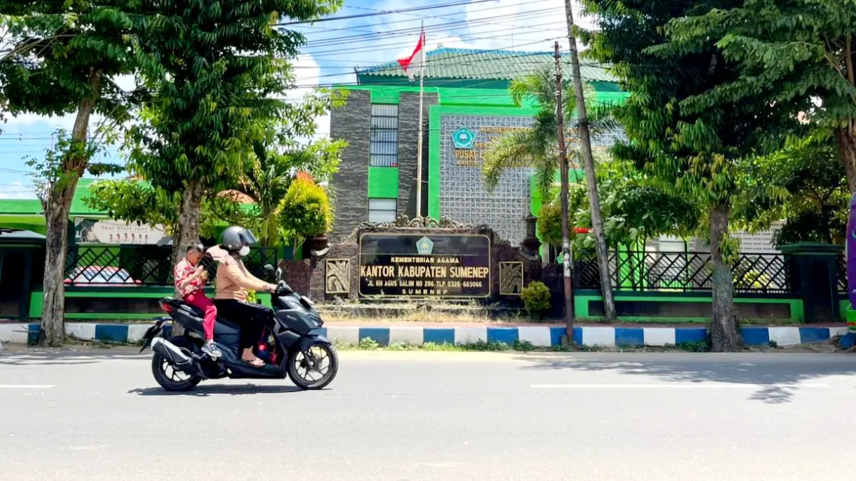 MEGAH: Pengendara melintas di depan kantor Kementerian Agama Sumenep di Desa Pamolokan, Kecamatan Kota, Sabtu (23/5). (MOH. IQBAL/JPRM)