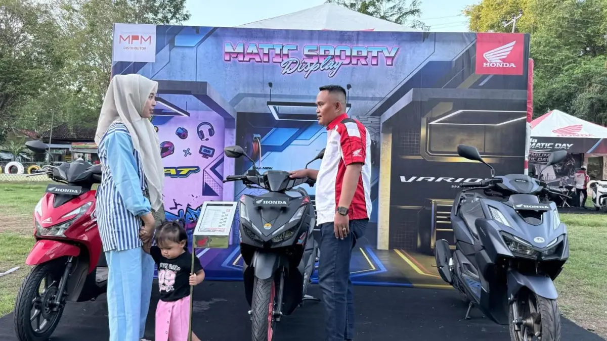 MENARIK: Pengunjung melihat salah satu motor skutik Honda dalam acara Honda Premium Matic Day Sumenep di Lapangan PT. Garam Kalianget, Sabtu (23/5).