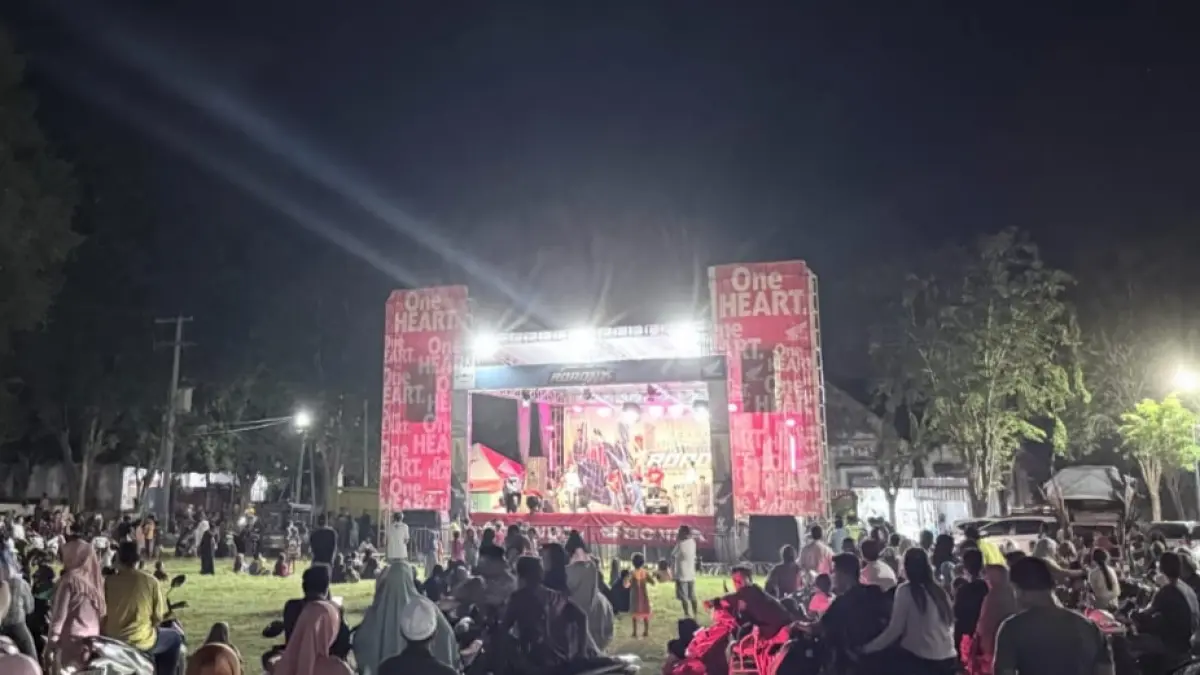 MERIAH: Warga memadati panggung utama Honda Premium Matic Day Sumenep di Lapangan PT. Garam Kalianget, Sabtu (23/5).