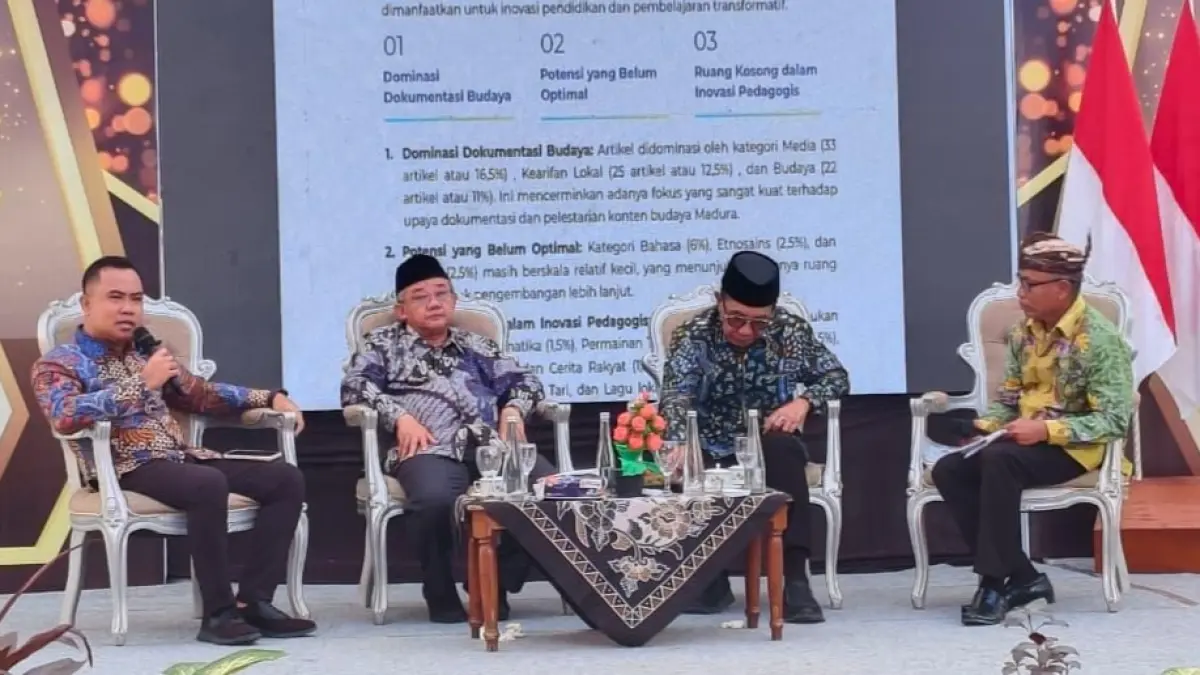 PAPARAN: Dari kiri, Dekan Dekan FKIP Unira, Dr. Moh. Zayyadi, Mendikdasmen Abdul Mu