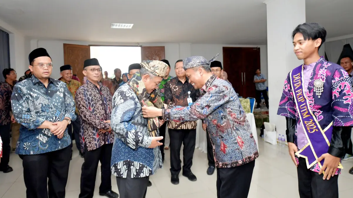 PENUH KEHANGATAN: Rektor UTM Prof. Dr. Safi