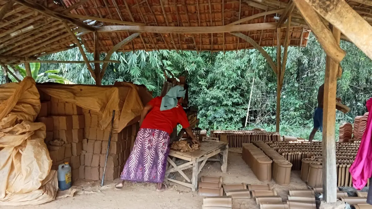 PRODUKTIF: Pelaku IKM sedang memproduksi genteng di Desa Tlambah, Kecamatan Karang Penang, Sampang, beberapa waktu lalu.