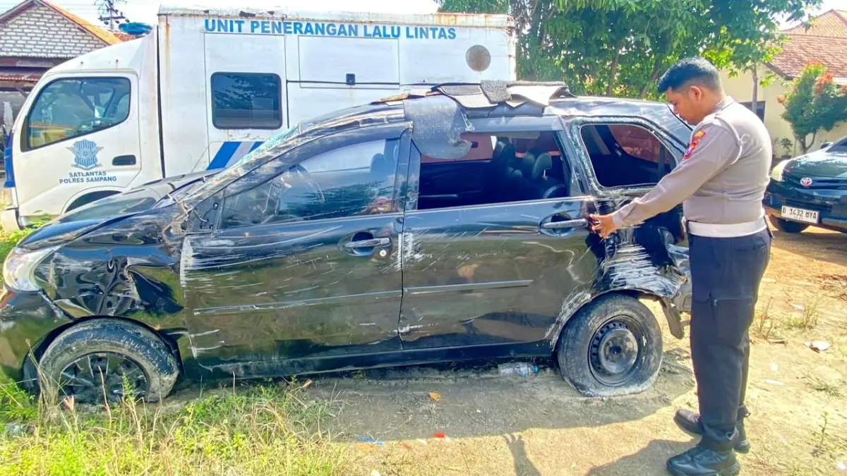 RUSAK BERAT: Anggota satlantas saat menunjukkan BB kendaraan yang diduga membawa rokok ilegal di halaman Satlantas Polres Sampang Sabtu (23/5). (AYU LATIFAH/JPRM)