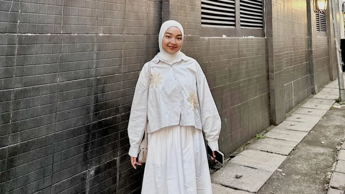 SIMPEL: Ratu Jelita Azalia Citra tampak mengenakan blouse lengan balon.