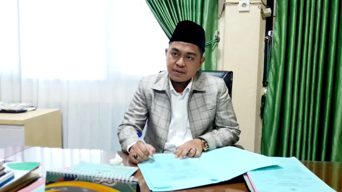 TEGAS: Ketua DPRD Pamekasan Ali Masykur saat ditemui di ruang kerjanya, Kamis (21/5). (M. KHOLIL RAMLI/JPRM)