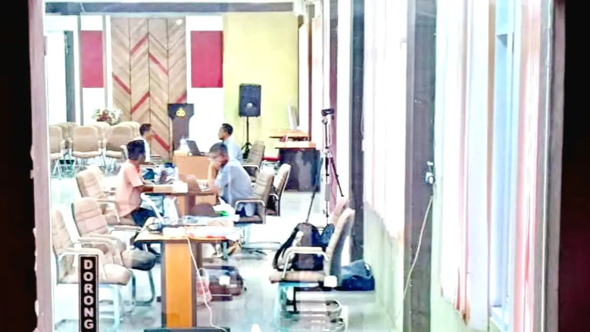 TERTUTUP: Sejumlah saksi asal Sumenep sedang diperiksa oleh tim penyidik KPK di Mapolres Sumenep pada Rabu (19/5). (MOH. LATIF/JPRM)