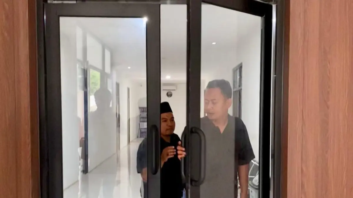 TERUS TERANG: Dua pelapor keluar dari ruang pemeriksaan di Polres Pamekasan usai dimintai keterangan penyidik terkait dumas terhadap Korwil BGN Pamekasan, Jumat (22/5).