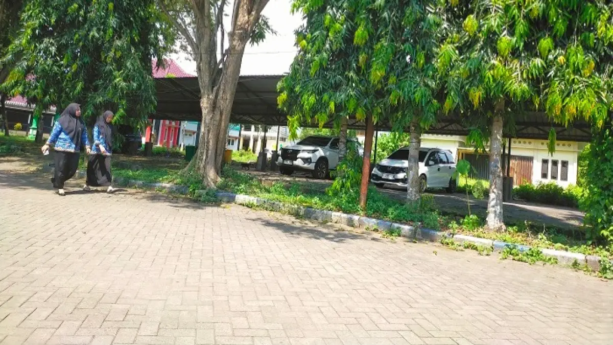 ABDI NEGARA: ASN beraktivitas di lingkungan kantor Pemkab Bangkalan, Rabu (20/5). (VIVIN AGUSTIN HARTONO/JPRM)