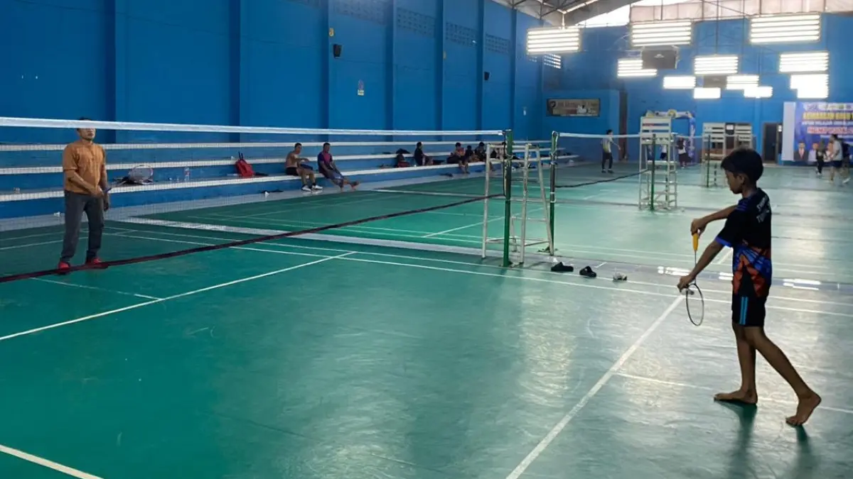 BELUM LAYAK: Atlet sedang bermain di lapangan bulu tangkis GOR Indoor Sampang Minggu (24/5). (AYU LATIFAH/JPRM)