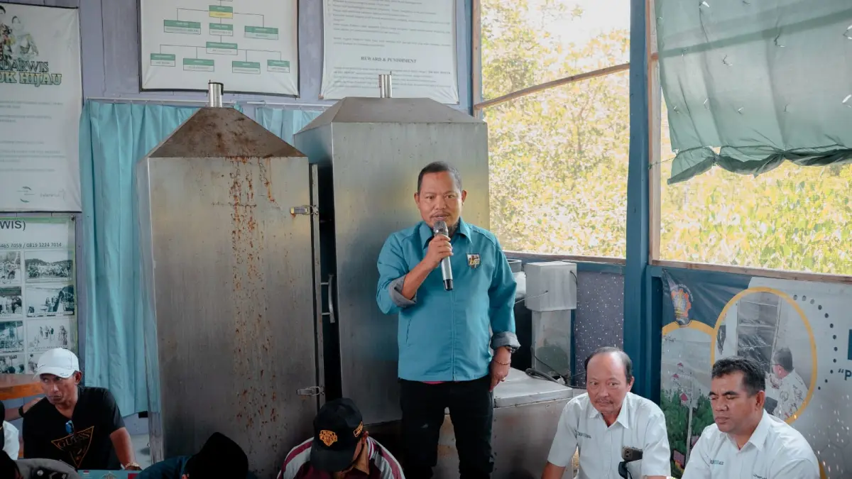BERI PENDAPAT: Aktivis lingkungan Nur Faisal menyampaikan pendapat dalam kegiatan penanaman mangrove di Desa Lembung, Kecamatan Galis, Senin (13/4).