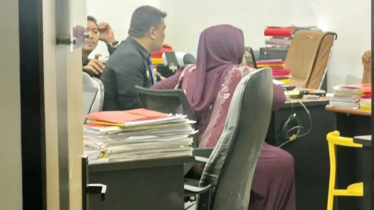 BERPROSES: Terlapor didampingi penasihat hukumnya diperiksa di ruang penyidik, Senin (16/3). (DOK JPRM)