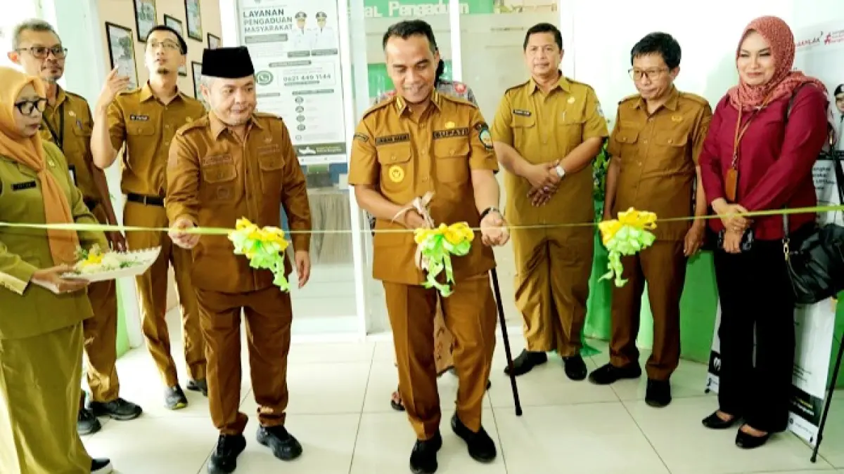DI-LAUNCHING: Bupati Bangkalan Lukman Hakim didampingi wakilnya, Moch. Fauzan Ja’far, saat meresmikan kanal pengaduan di kantor dinkes Senin (25/5). (PROKOPIM UNTUK JPRM)