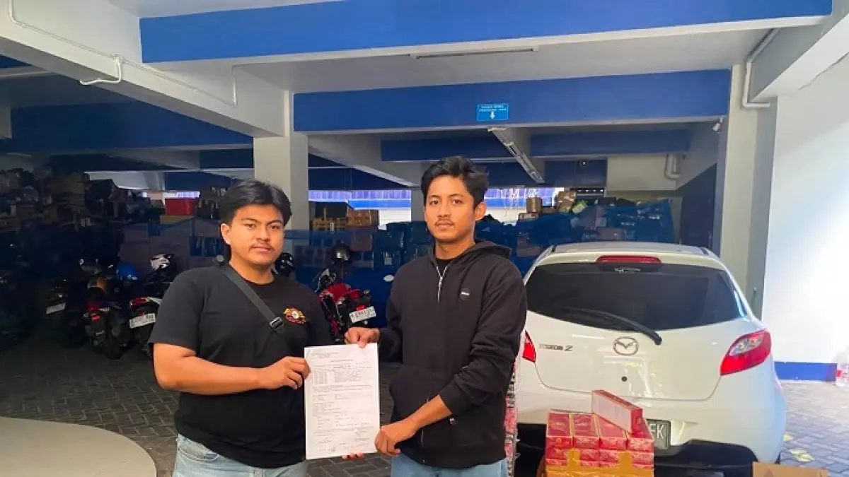 DISITA: Anggota Satreskrim Polres Sampang (kiri) melimpahkan BB rokok ilegal pada petugas Bea Cukai Madura di Pamekasan, Sabtu (23/5). (HUMAS POLRES UNTUK JPRM)