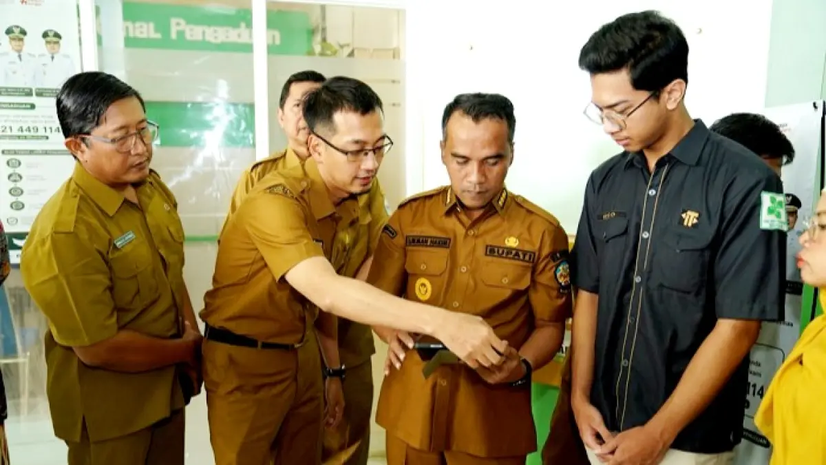 INOVATIF: Bupati Bangkalan Lukman Hakim melihat aplikasi digital yang menjadi kanal pengaduan layanan kesehatan Senin (25/5). (PROKOPIM UNTUK JPRM)