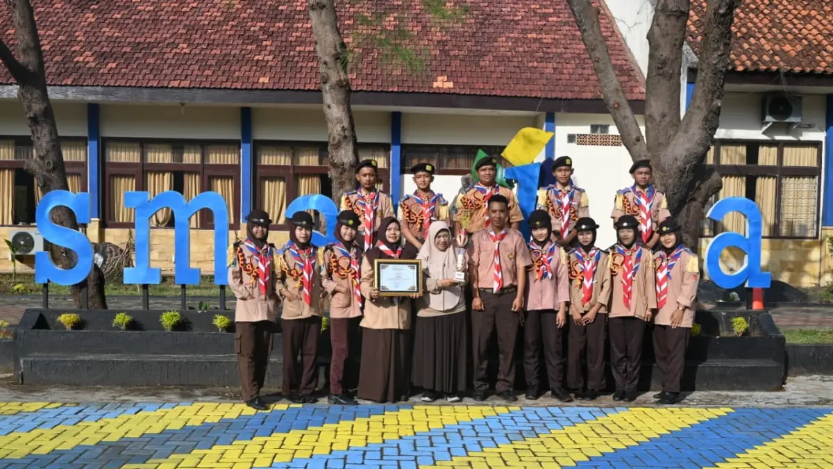 MEMBANGGAKAN: Tim Pramuka SMAN 1 Kalianget menunjukkan penghargaan Juara II PUPP dalam kegiatan Penegak SMA/SMK/MA se-Jawa Timur di halaman sekolahnya pada Jumat (22/5).