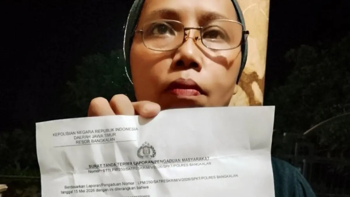 MINTA KEADILAN: Pelapor Suriyah menunjukkan bukti laporan dugaan penipuan ke Mapolres Bangkalan, Senin (18/5). (SURIYAH UNTUK JPRM)