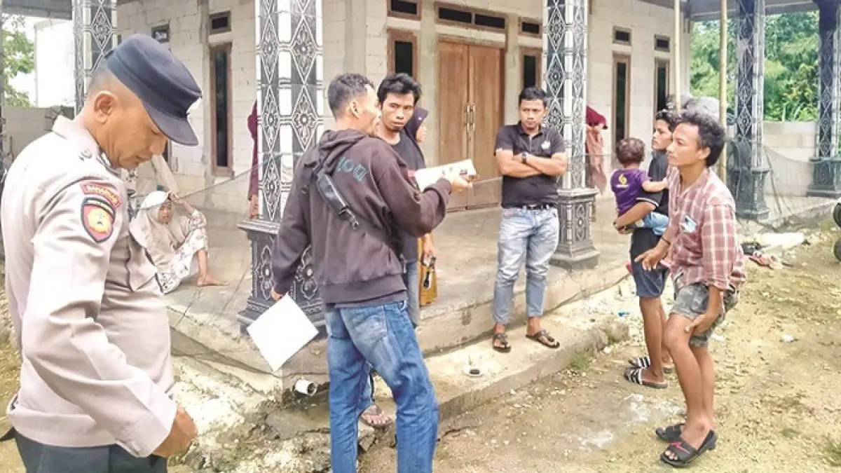 OLAH TKP: Anggota Polsek Robatal saat mendatangi TKP pencabulan di wilayah Kecamatan Robatal, Sabtu (23/5). (HUMAS POLRES UNTUK JPRM)