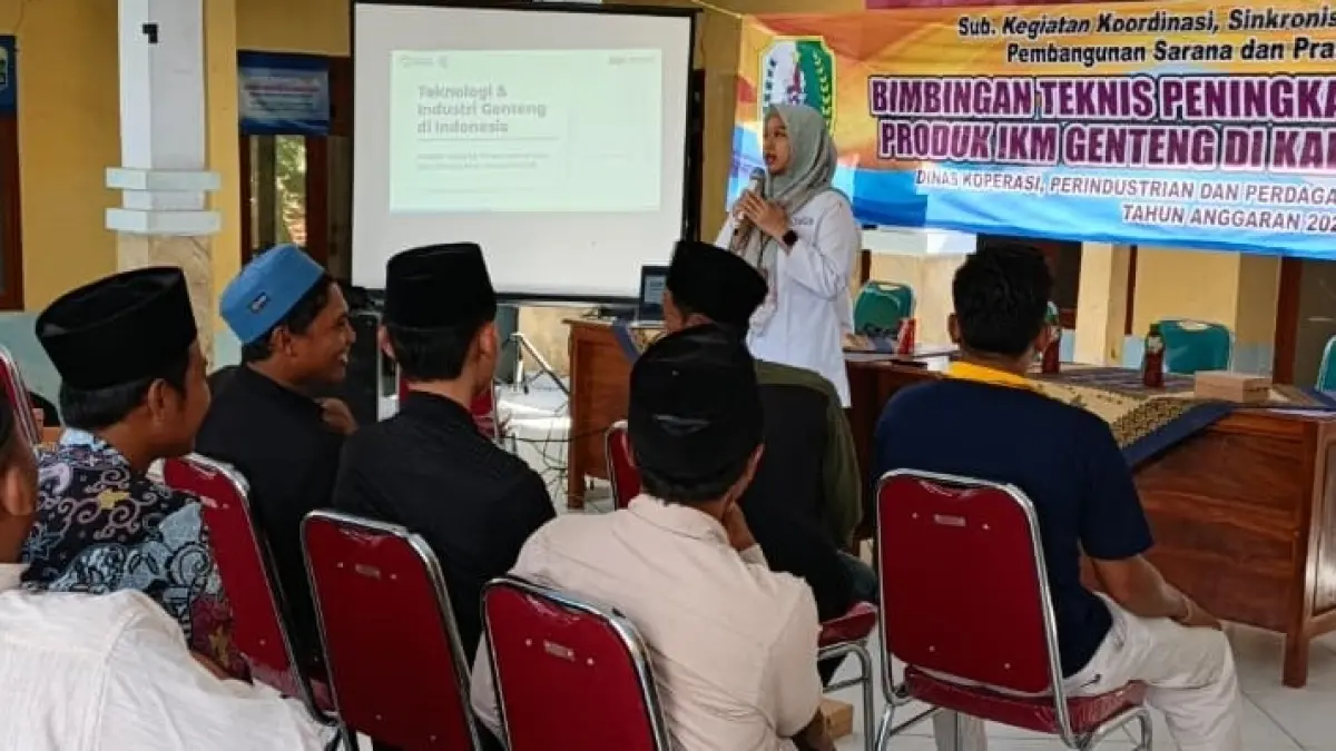 PAPARAN: Narasumber saat memberikan Bimtek SNI kepada IKM di Desa Tlambah, Kecamatan Karang Penang, Kamis (21/5). (DISKOPINDAG UNTUK JPRM)