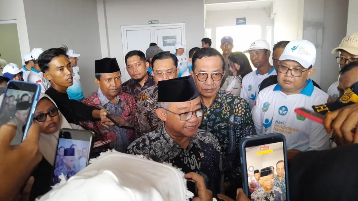 TEGAS: Mendikdasmen Abdul Mu’ti saat doorstop dengan media saat kunjungan kerja ke Pamekasan, Minggu (24/5)