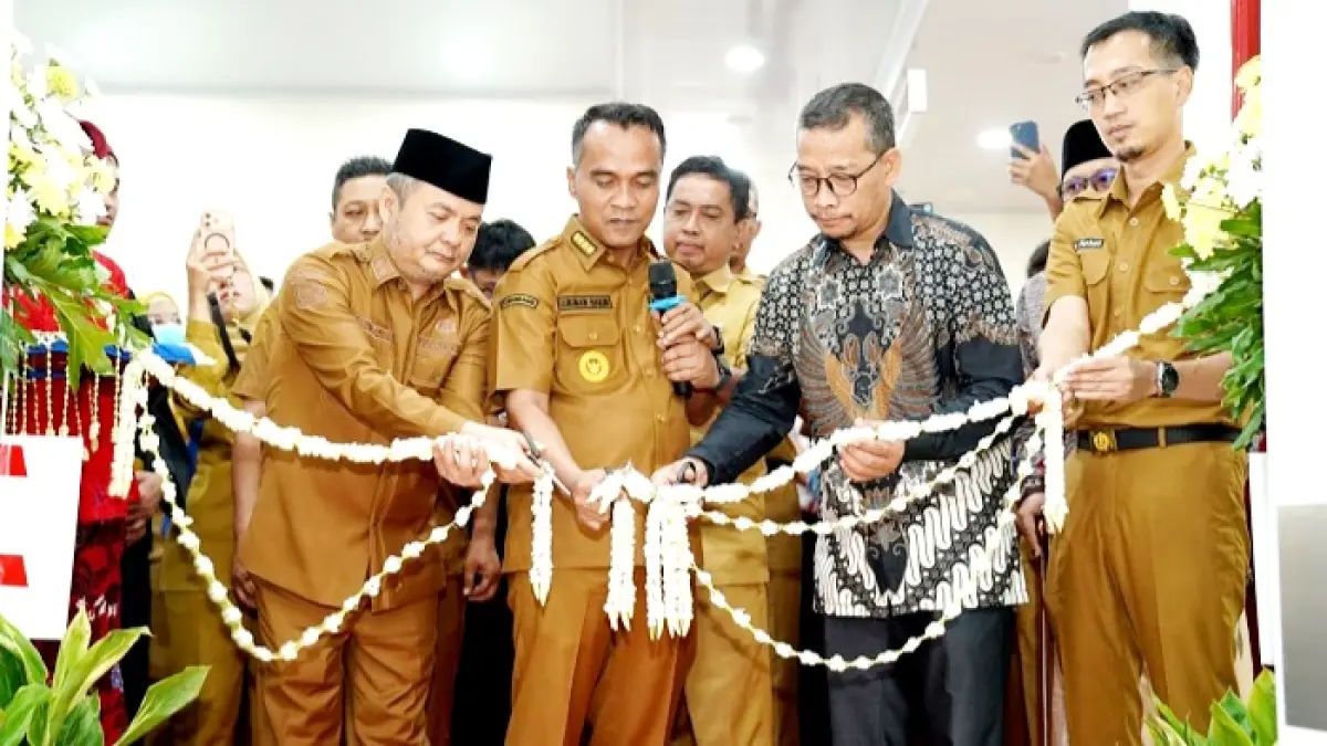 DARI KIRI: Wabup Moch. Fauzan Ja’far dan Bupati Bangkalan Lukman Hakim menggunting untaian melati saat meresmikan ruang hemodialisa didampingi Regional Manager PT THC Joko Waloya dan Direktur RSUD Syamrabu Farhat Surya Ningrat Senin (25/5). (PROKOPIM UNTUK JPRM)