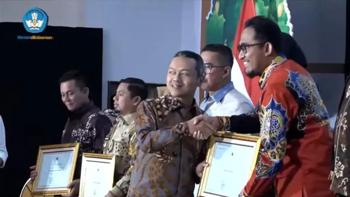 APRESIASI: Bupati Sumenep Achmad Fauzi Wongsojudo (kanan) menerima Penghargaan Revitalisasi Bahasa Daerah dalam acara puncak Festival Tunas Bahasa Ibu Nasional (FTBIN) di Gedung Garuda, Pusat Pelatihan Sumber Daya Manusia, Kemendikdasmen, Senin (25/5).