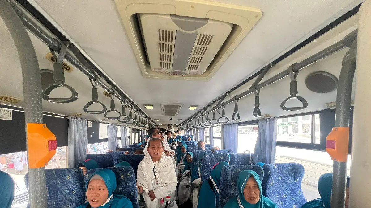 BERSIAP: Jemaah haji asal Pamekasan berada dalam bus menuju Arafah.