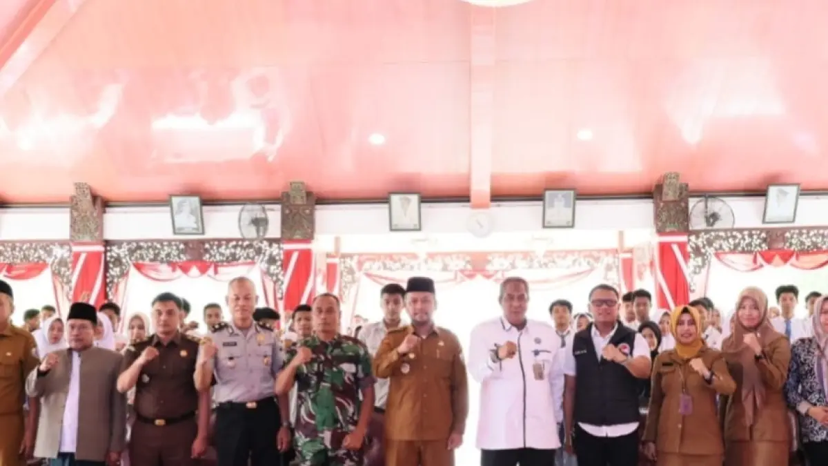 BERSINERGI: Wabup Sampang Ahmad Mahfudz berpose bersama peserta dan pemateri seminar di Pendopo Trunojoyo kemarin. (KOMINFO UNTUK JPRM)