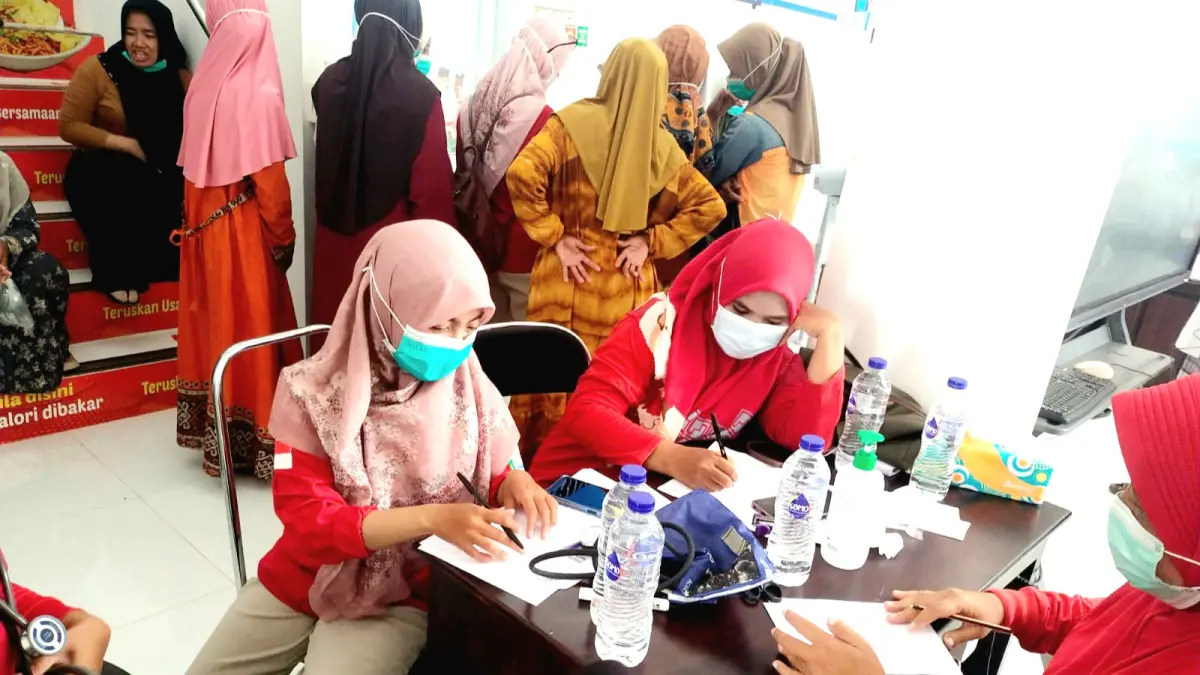 CEK KESEHATAN: Petugas Puskesmas Karang Penang, Sampang, melakukan skrining kepada warga, Sabtu (18/4). (AYU LATIFAH/JPRM)