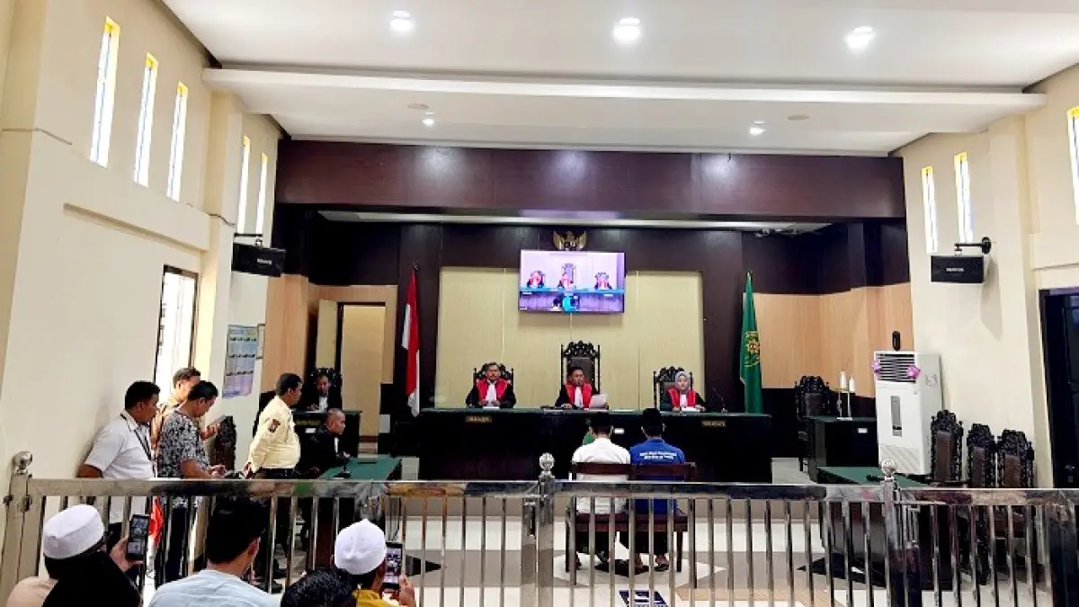DIADILI: Terdakwa perkara penganiayaan guru tugas Salamin dan Sniwi mengikuti sidang putusan di Pengadilan Negeri Sampang Senin (25/5). (UBAIDILLAHIR RA’IE/JPRM)