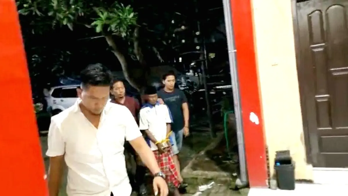 DIBEKUK: Anggota Resmob Satreskrim Polres Bangkalan menggiring terduga pelaku pencabulan pada Jumat (15/5). (POLRES BANGKALAN UNTUK JPRM)