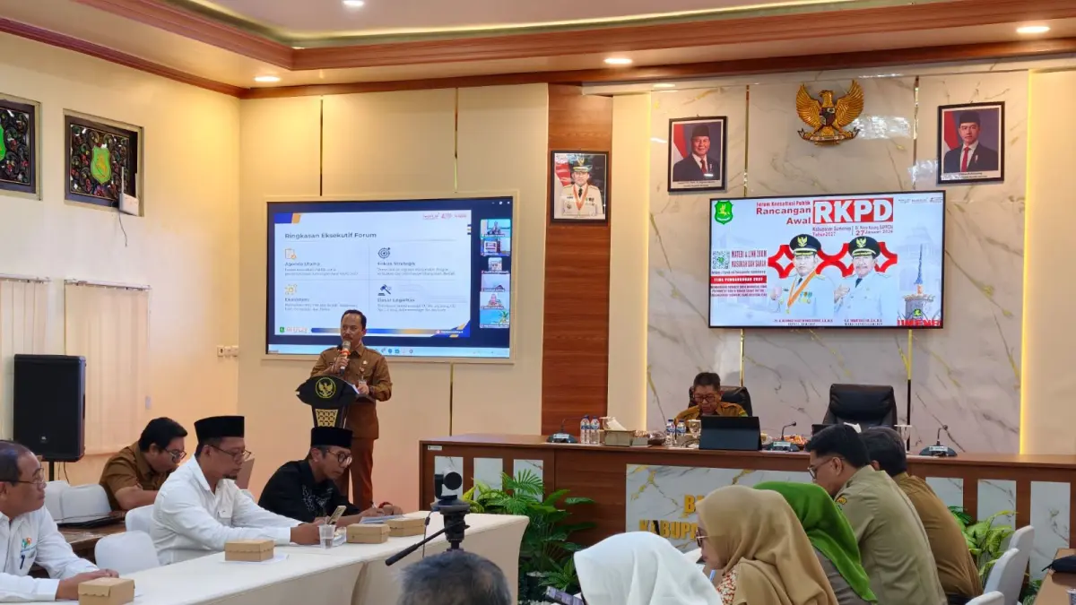 FOKUS: Kepala Bappeda Sumenep Arif Firmanto (depan mikrofon) memberikan pemaparan saat Forum Konsultasi Publik di aula kantornya pada Selasa (27/1).