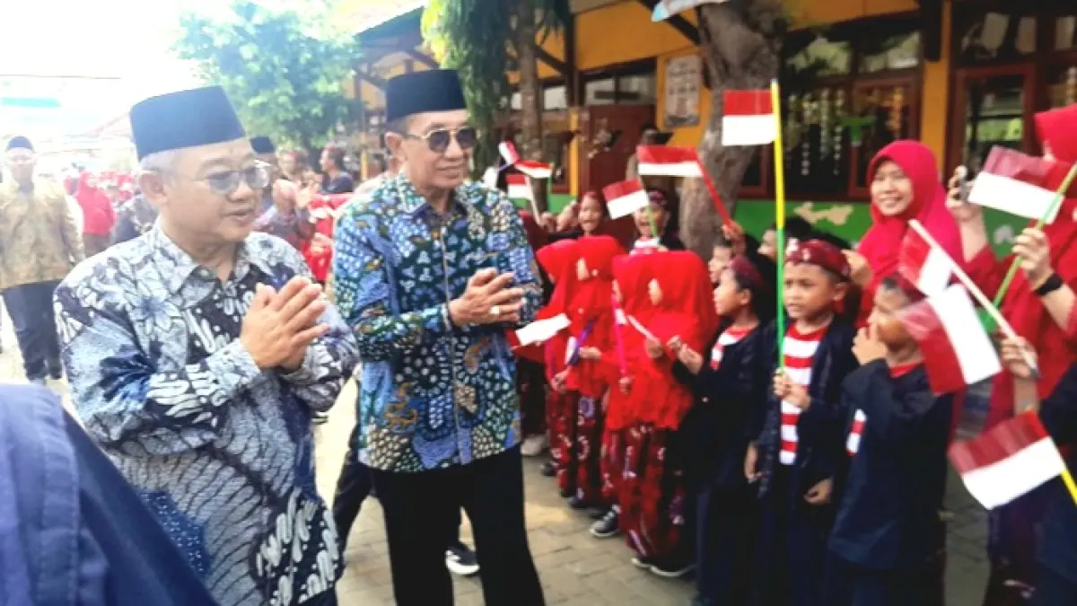 GENERASI EMAS: Bupati Pamekasan KH. Kholilurrahman mendampingi Mendikdasmen Abdul Mu’ti di SDN Jalmak 1 saat menghadiri kegiatan diskusi pendidikan pada Puncak Hardiknas 2026, Minggu (24/5). (M. KHOLIL RAMLI/JPRM)