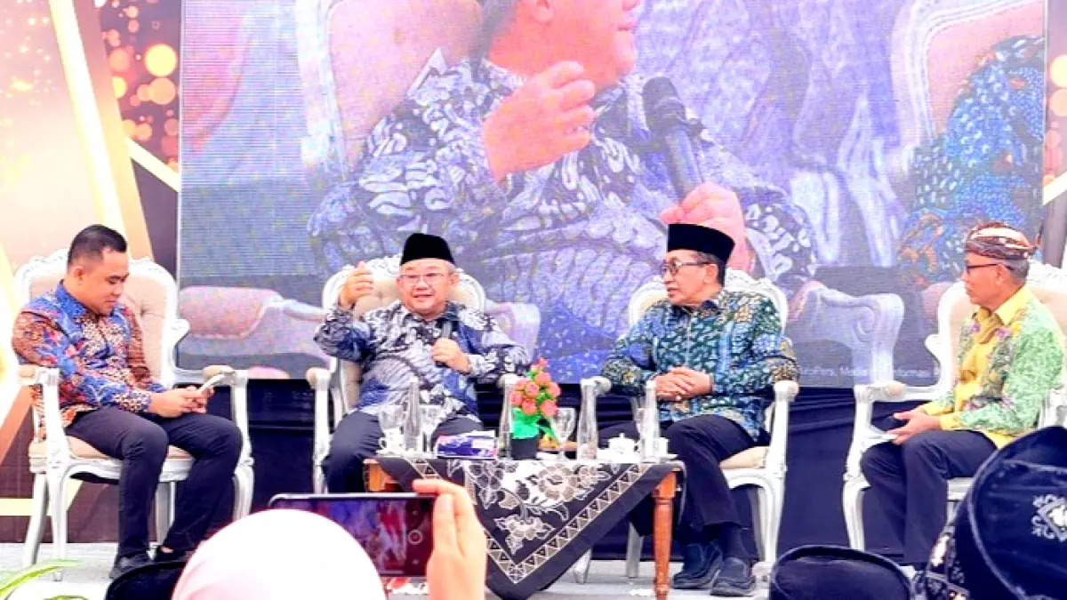 KOMITMEN: Mendikdasmen Abdul Mu’ti (dua dari kiri) menjadi keynote speaker dalam acara diskusi pendidikan di SDN Jalmak 1, Minggu (24/5). (M. KHOLIL RAMLI/JPRM)