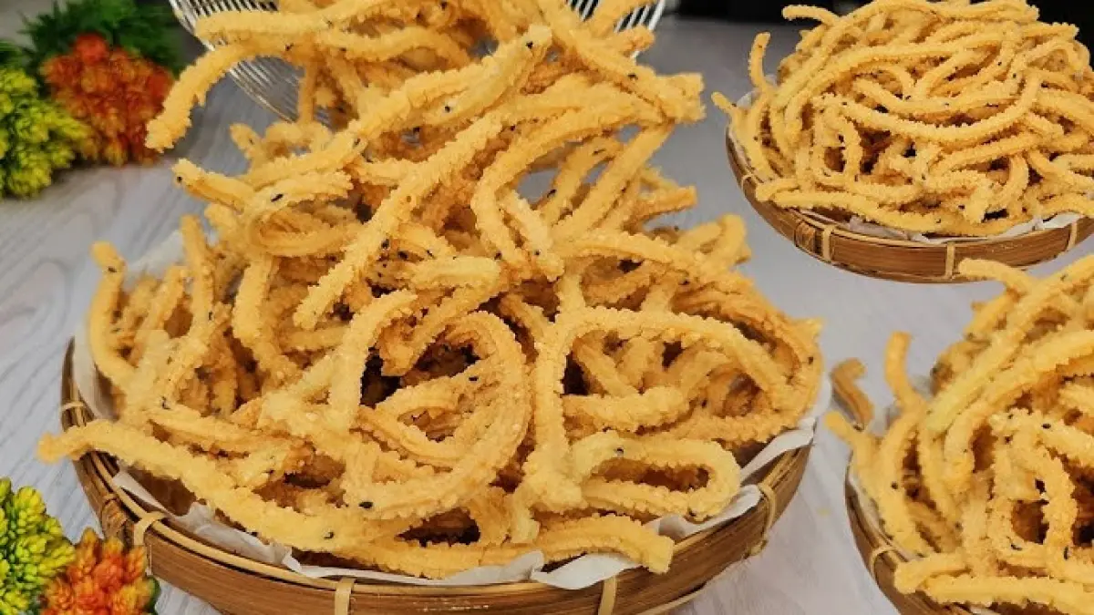 Kue Akar Kelapa Khas Betawi