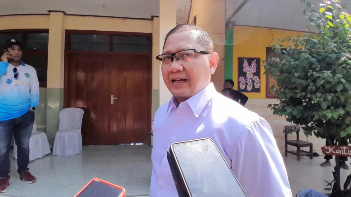 MENJAWAB: Kepala Dinas Pendidikan (Disdik) Jatim Aries Agung Paewai saat doorstop dengan media di SDN Jalmak 1 Pamekasan, Minggu (24/5).