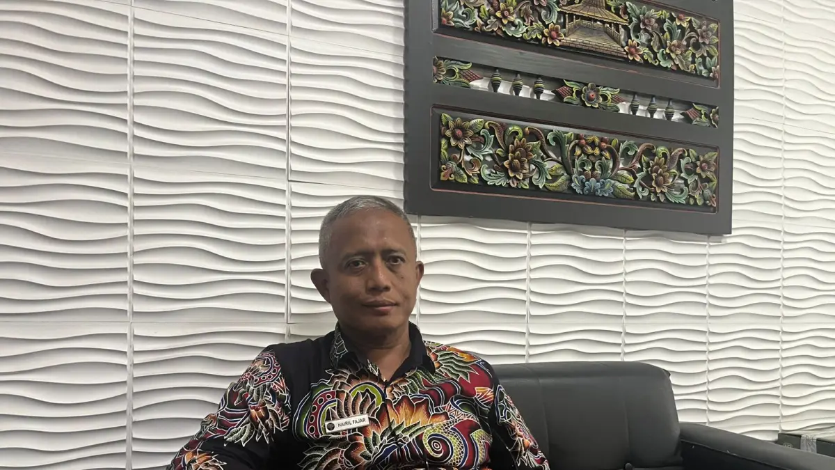 MENJELASKAN: Direktur Utama PT BPRS Bhakti Sumekar (Perseroda) Hairil Fajar saat ditemui di ruangannya.