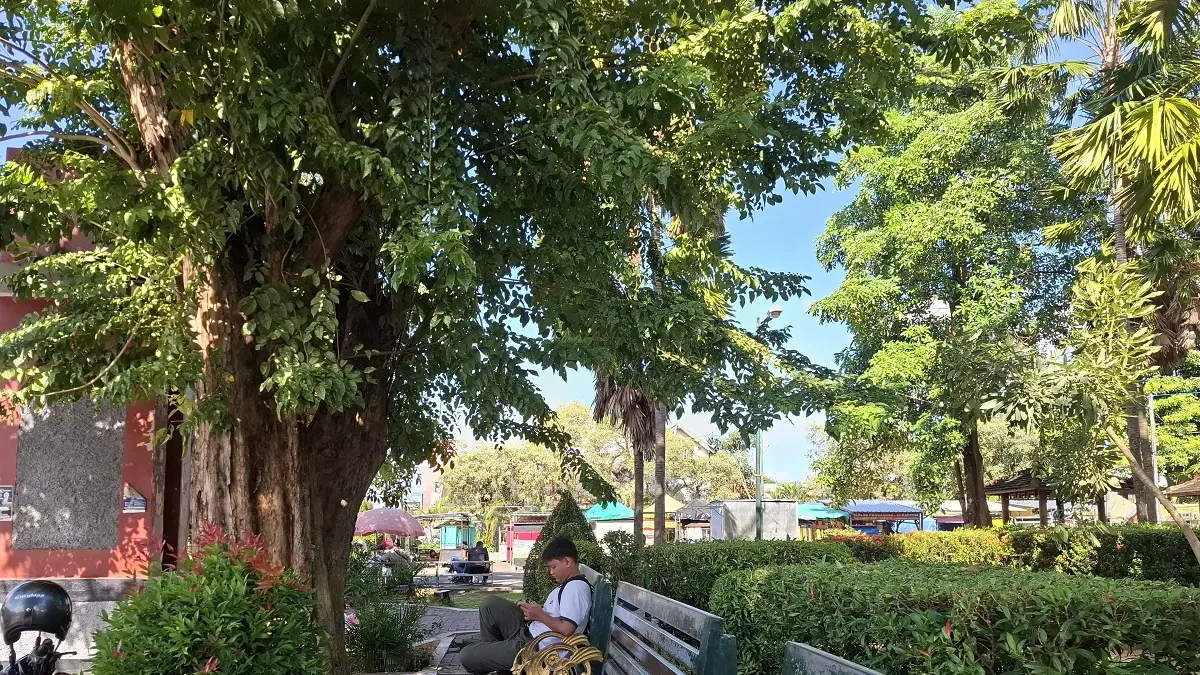 TEDUH: Masyarakat tengah bersantai di Area Taman Tajamara di Desa Kolor, Kecamatan Kota Sumenep, Minggu (24/5).