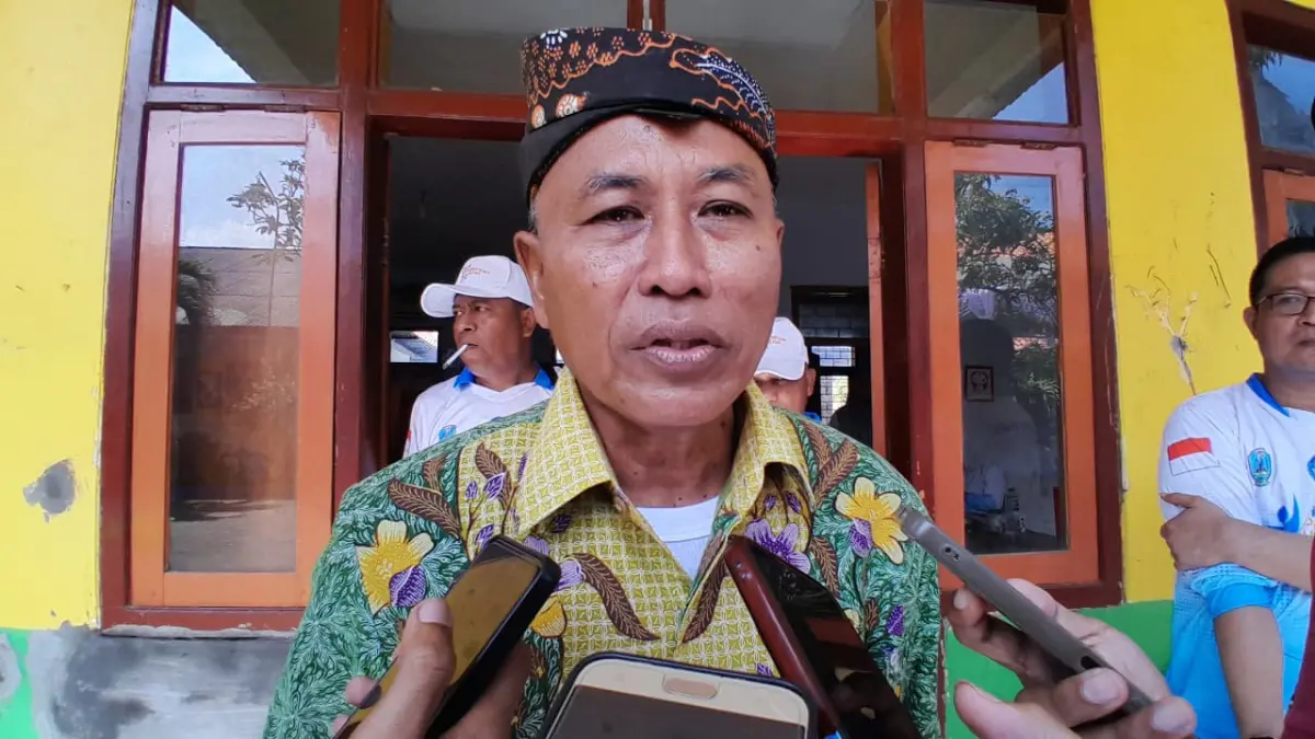 TEGAS: Kepala Dispendikbud Pamekasan Akhmad Basri Yulianto saat doorstop dengan awak media, Minggu (24/5).