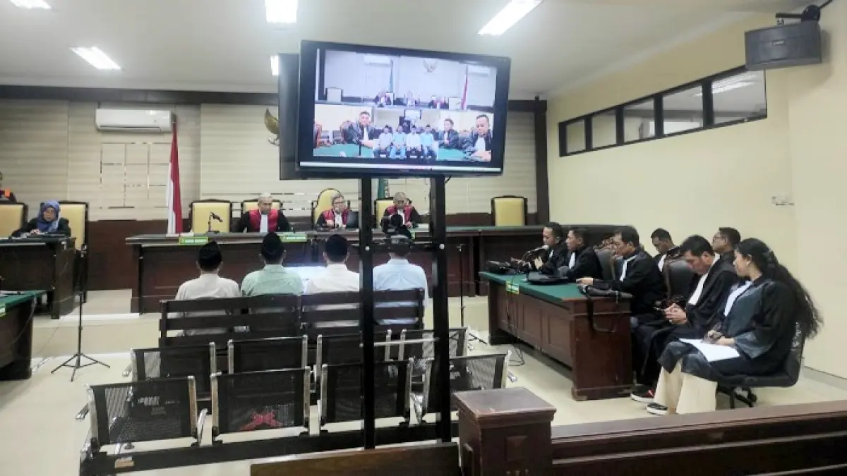 DIADILI: Empat terdakwa kasus korupsi proyek jalan lapen mengikuti sidang di Pengadilan Tipikor Surabaya, Senin (11/5). (KEJARI UNTUK JPRM)