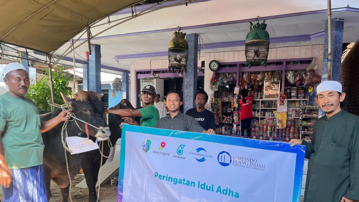 DISERAHKAN: PETRONAS Indonesia mendistribusikan hewan kurban di Kecamatan Ketapang, Sampang.