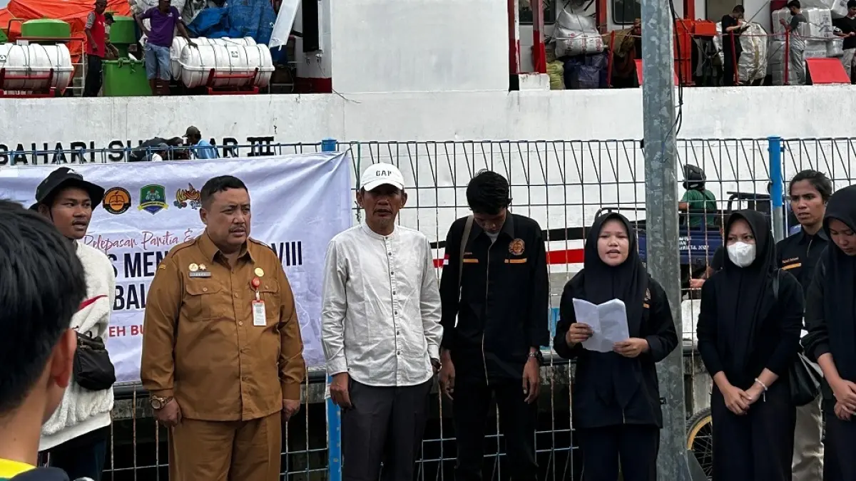 FOKUS: Plt Kepala Disperkimhub Sumenep Achmad Dzulkarnain saat melepas keberangkatan arus mudik di momen Idul Fitri tahun 2026.