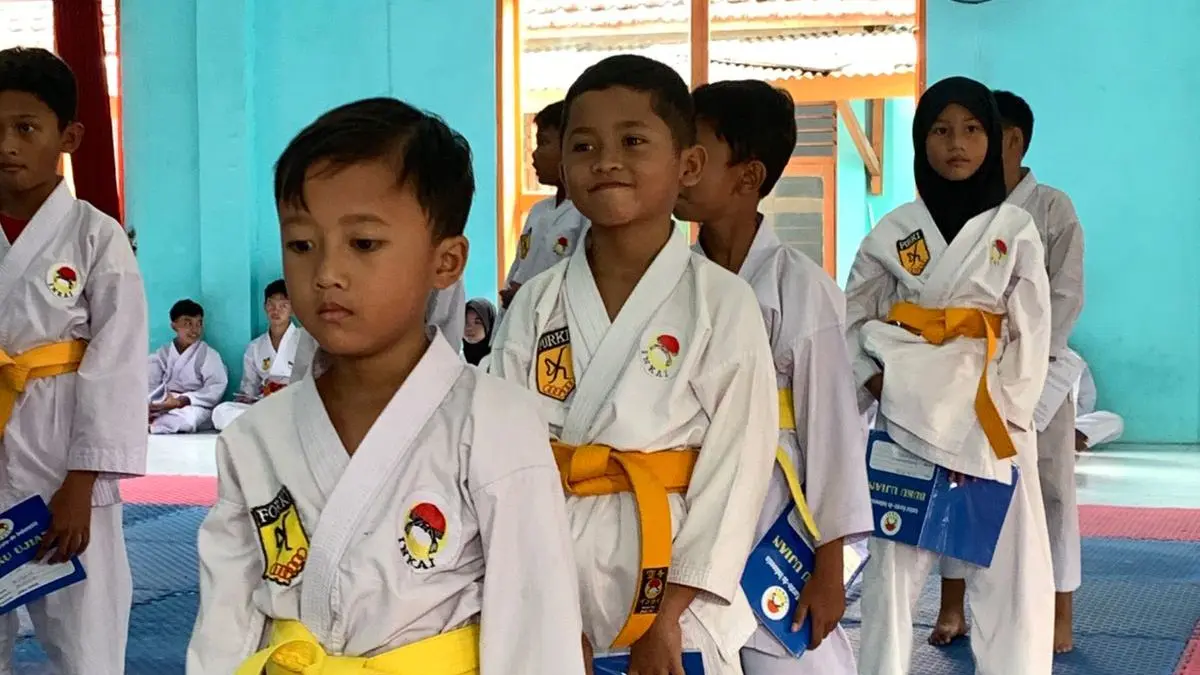 GENERASI MUDA: Karateka mengikuti ujian kenaikan tingkat di SMAN 2 Pamekasan, Minggu (24/5).