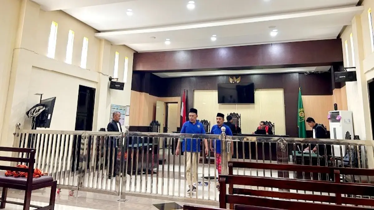MELANGGAR HUKUM: Terdakwa perkara narkotika Sulhan dan Sahudri mengikuti sidang di Pengadilan Negeri Sampang, Senin (25/5). (UBAIDILLAHIR RA’IE/JPRM)