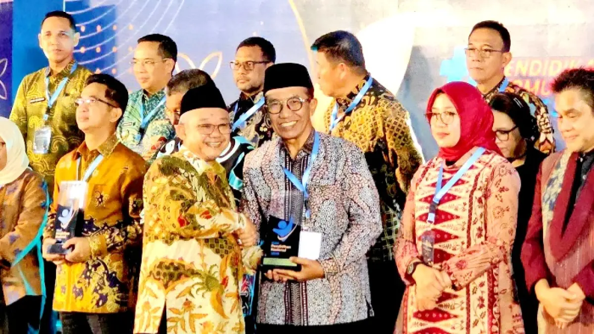 PRESTASI GEMILANG: Bupati Pamekasan KH. Kholilurrahman menerima penghargaan dari Mendikdasmen Abdul Mu