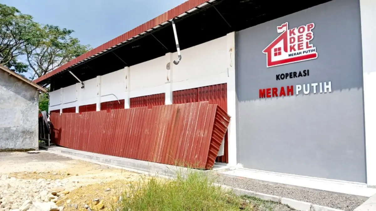 RUSAK: Kanopi gedung KDKMP di Desa Pangeleyan, Kecamatan Tanah Merah, Bangkalan, rusak sebelum beroperasi, Senin (25/5). (ISTIMEWA)