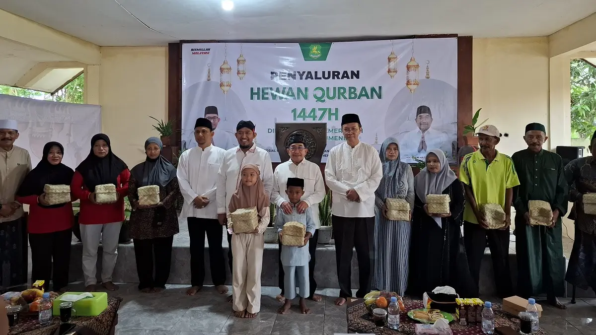 SEMRINGAH: Bupati Achmad Fauzi Wongsojudo berfoto bersama dengan penerima hewan kurban di Gedung RPS Sumenep, Rabu (28/5)