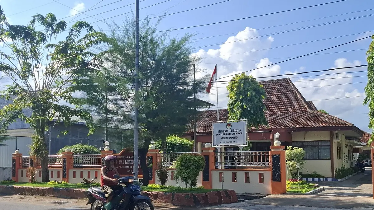 SEPI: Masyarakat melintas di depan kantor DLH Sumenep di Jalan KH Mansyur, Pangarangan, Kecamatan Kota, Rabu (28/5).